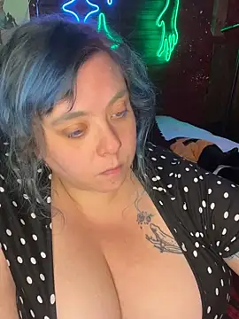 Snapshot of SleazeLouize chatting on December 2024 02:25:02 AM SleazeLouize online show from December 2024 02:25:02 AM