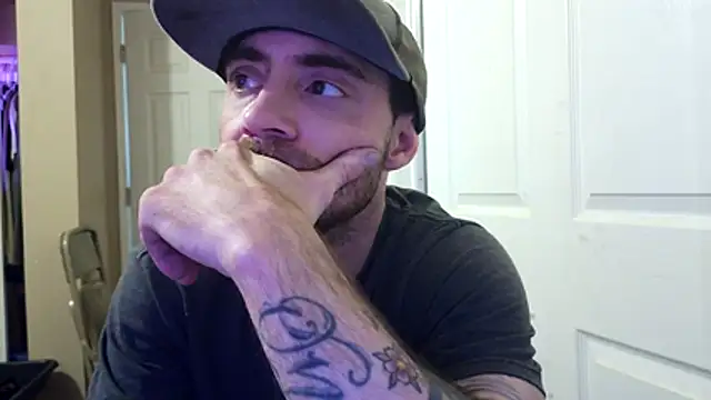 Snapshot of Huntzg23 chatting on April 2026 11:11:01 PM Huntzg23 online show from April 2026 11:11:01 PM