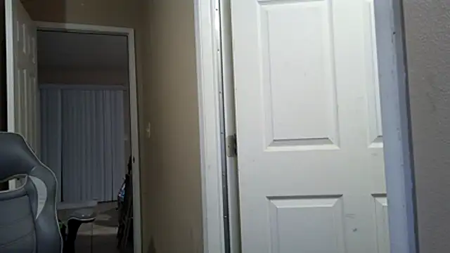 Snapshot of Huntzg23 chatting on April 2026 04:41:02 AM Huntzg23 online show from April 2026 04:41:02 AM