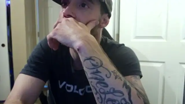 Snapshot of Huntzg23 chatting on April 2026 01:39:01 AM Huntzg23 online show from April 2026 01:39:01 AM