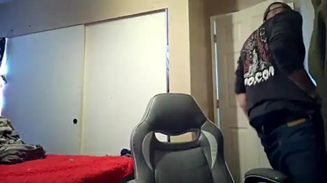 Snapshot of Huntzg23 chatting on March 2026 10:46:02 PM Huntzg23 online show from March 2026 10:46:02 PM