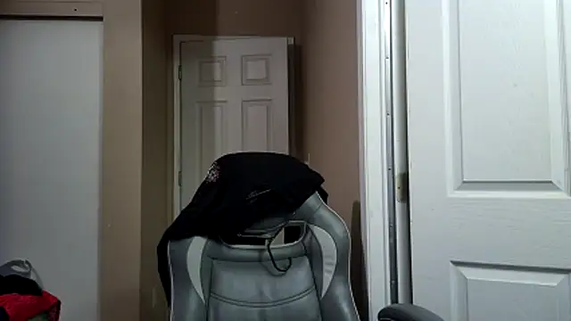 Snapshot of Huntzg23 chatting on March 2026 04:45:01 AM Huntzg23 online show from March 2026 04:45:01 AM