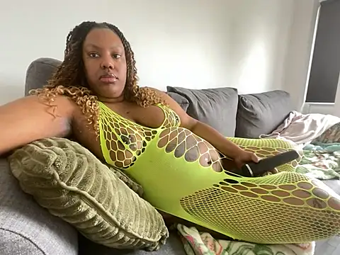 Snapshot of LavenderBuxton chatting on February 2025 11:44:02 AM LavenderBuxton online show from February 2025 11:44:02 AM