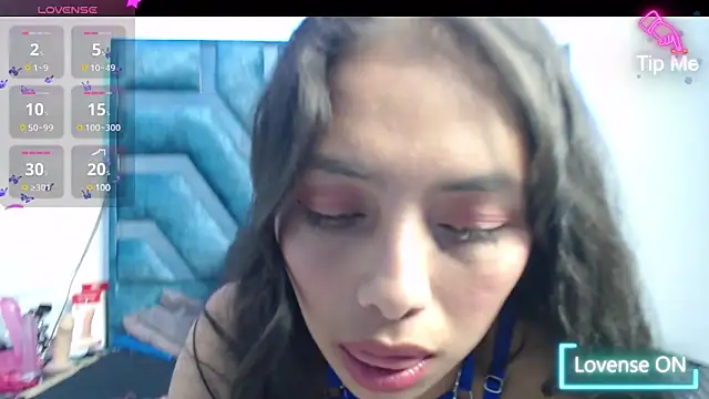 Snapshot of Roxan_Fox- chatting on January 2025 04:57:02 AM Roxan Fox- online show from January 2025 04:57:02 AM