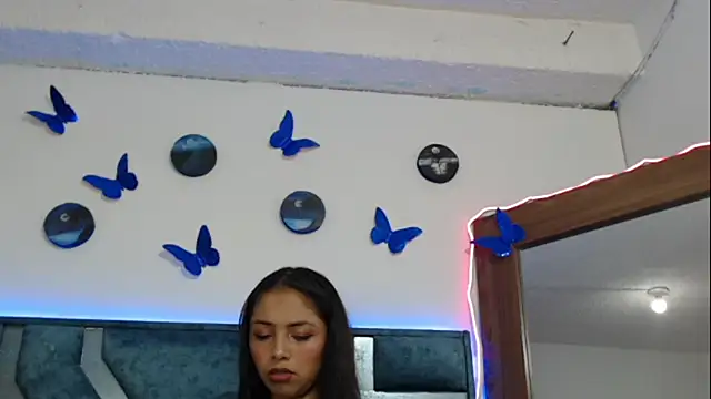 Snapshot of Roxan_Fox- chatting on March 2025 01:13:02 AM Roxan Fox- online show from March 2025 01:13:02 AM