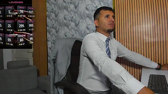 Hideintheoffice online show from December 2025 05:17:02 AM