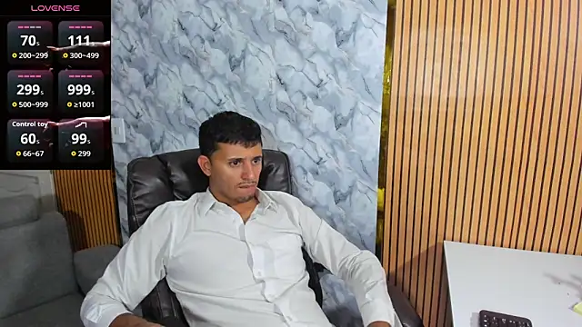 Hideintheoffice online show from November 2025 03:43:01 AM