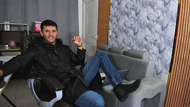 Hideintheoffice online show from February 2026 03:35:02 AM