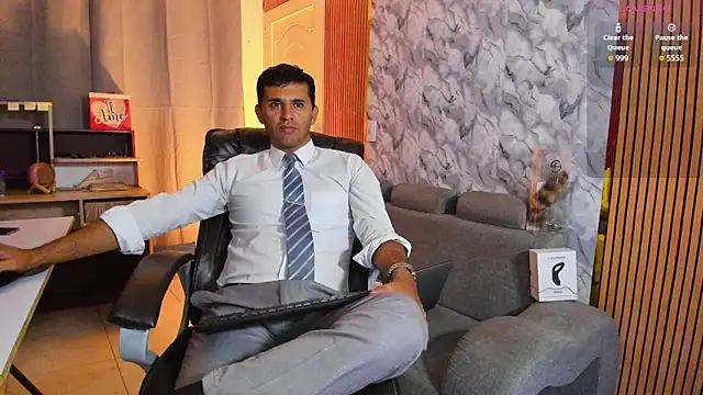 Hideintheoffice online show from February 2026 05:27:01 AM