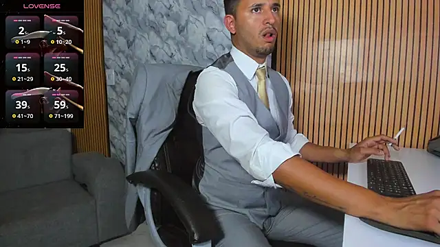 Hideintheoffice online show from November 2025 11:15:01 PM