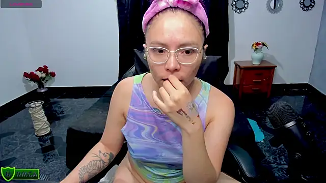 Snapshot of LilSasha chatting on September 2025 04:02:02 AM LilSasha online show from September 2025 04:02:02 AM