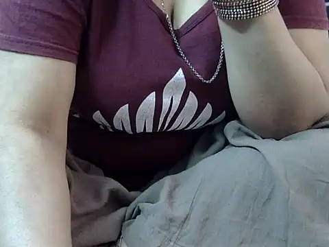 Snapshot of Housewife12 chatting on November 2025 07:57:01 AM Housewife12 online show from November 2025 07:57:01 AM