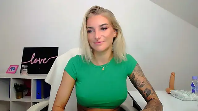 Lia Benini online show from February 2025 01:17:02 PM