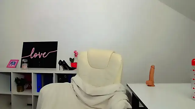 Lia Benini online show from February 2025 10:31:02 PM