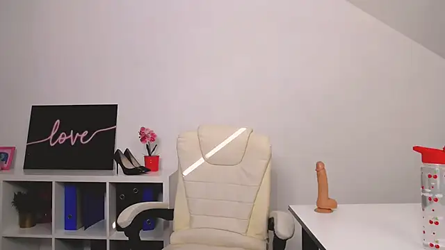 Lia Benini online show from March 2025 01:17:01 PM