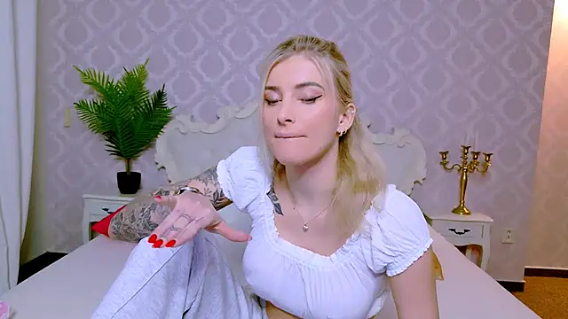 Lia Benini online show from February 2026 09:29:02 AM