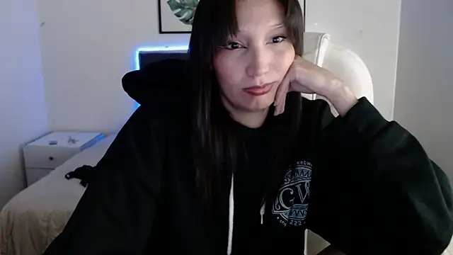 mia collens online show from December 2025 01:00:01 AM