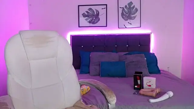 mia collens online show from November 2025 02:48:01 AM