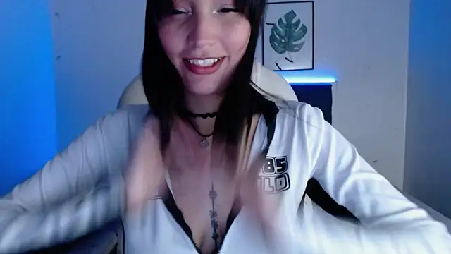 mia collens online show from December 2025 11:00:01 PM