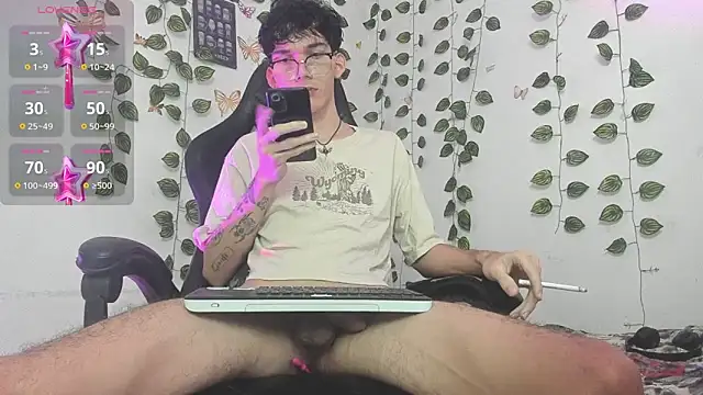 Snapshot of skinny_dann chatting on March 2025 02:39:02 AM skinny dann online show from March 2025 02:39:02 AM