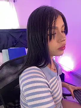 Lily Woodz online show from June 2026 07:04:01 PM