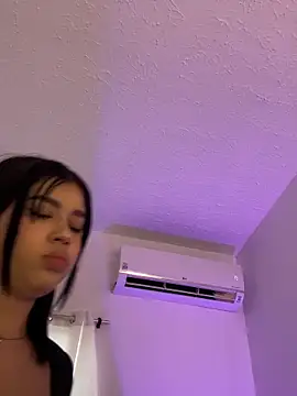 Lily Woodz online show from May 2026 07:01:01 PM