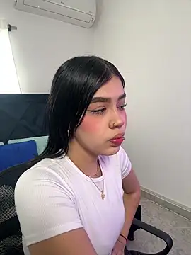 Lily Woodz online show from February 2026 02:48:01 PM