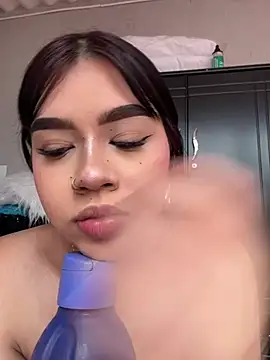 Lily Woodz online show from April 2026 07:04:02 PM