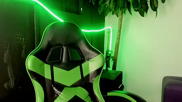 Snapshot of CintiaWalker chatting on April 2026 01:01:01 PM CintiaWalker online show from April 2026 01:01:01 PM