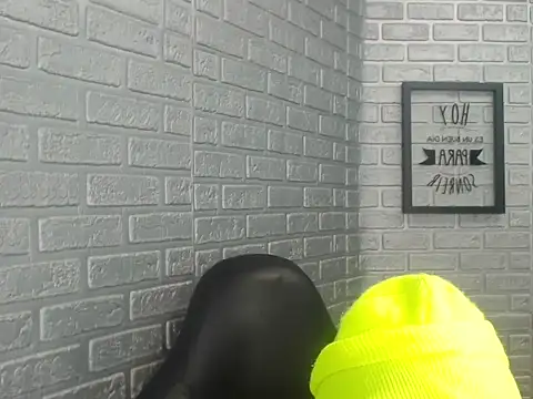 Crystal Walls online show from November 2025 08:25:01 PM