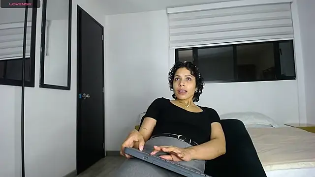 Snapshot of AbrilSonne chatting on September 2025 11:52:02 PM AbrilSonne online show from September 2025 11:52:02 PM