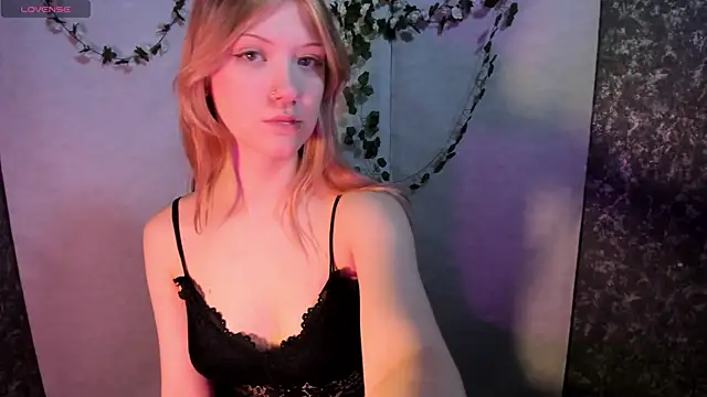 Lina Vi online show from April 2026 08:01:02 PM