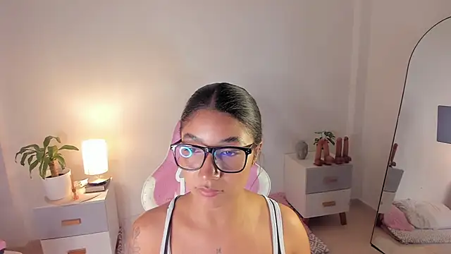 martina roldam online show from October 2025 04:02:01 AM