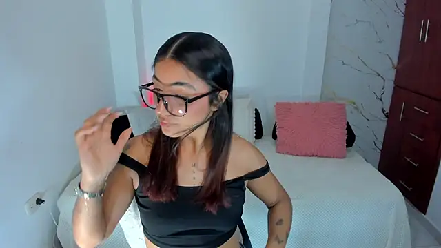 martina roldam online show from May 2026 03:37:01 AM