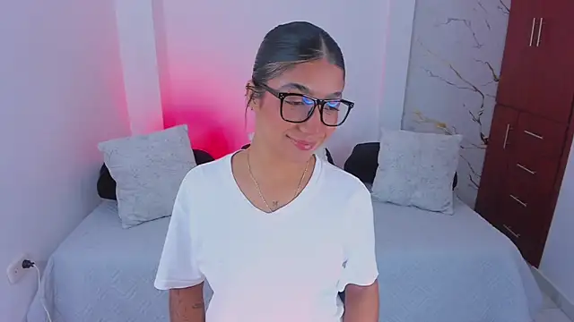 martina roldam online show from April 2026 12:46:01 AM