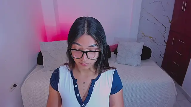 martina roldam online show from April 2026 01:21:01 AM