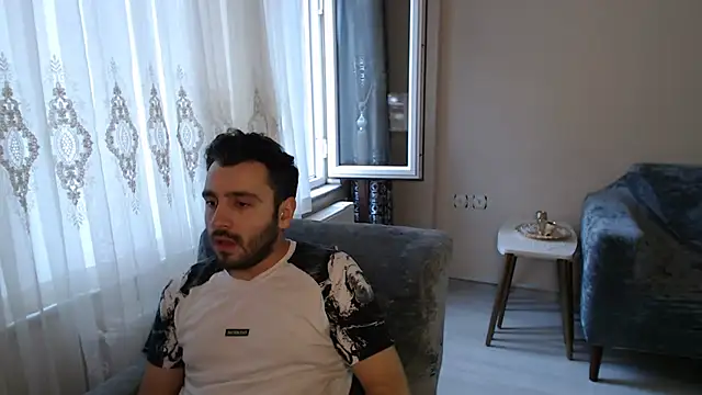 handsomeee04 online show from May 2026 04:23:01 AM