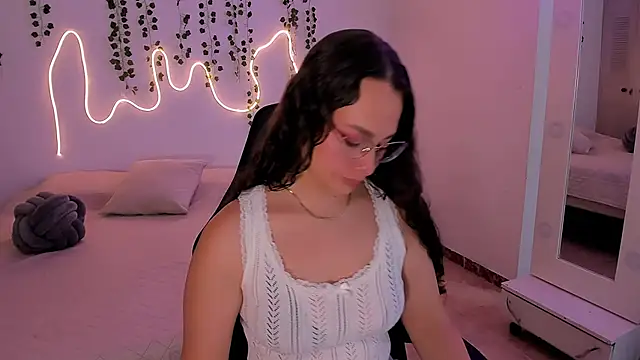 emmaTorres1 online show from October 2025 02:29:01 PM