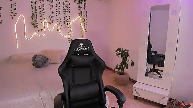 emmaTorres1 online show from September 2025 08:05:01 PM