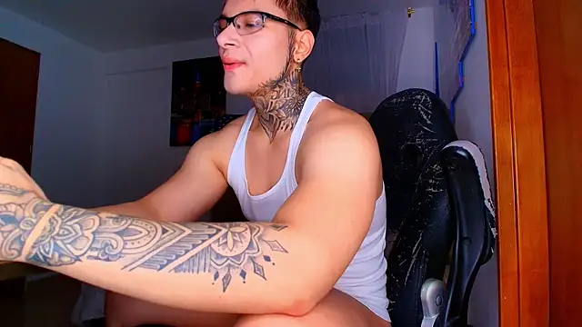 DennisWalkerr online show from October 2025 12:34:01 AM