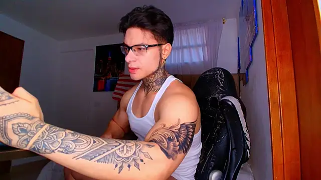 DennisWalkerr online show from November 2025 10:10:02 PM