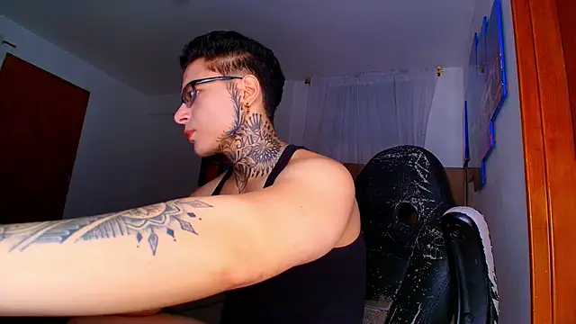 DennisWalkerr online show from October 2025 11:05:01 PM