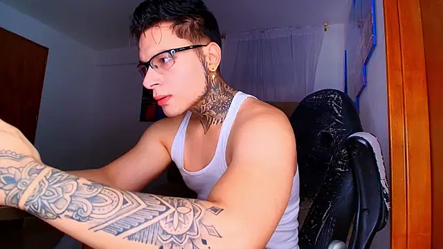 DennisWalkerr online show from October 2025 12:00:02 AM