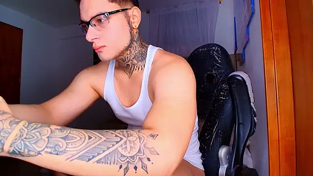 DennisWalkerr online show from October 2025 11:52:02 PM