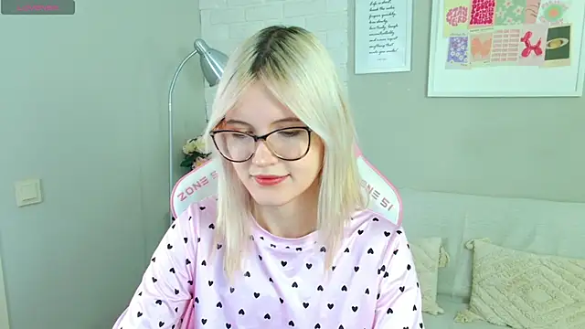 Snapshot of NellieLoyns chatting on November 2025 05:17:01 PM NellieLoyns online show from November 2025 05:17:01 PM