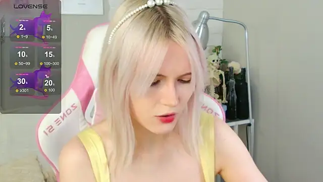 Snapshot of NellieLoyns chatting on October 2025 05:24:02 PM NellieLoyns online show from October 2025 05:24:02 PM