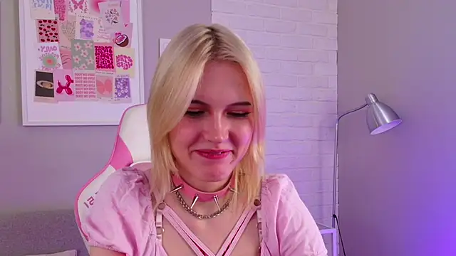 Snapshot of NellieLoyns chatting on March 2025 11:22:01 PM NellieLoyns online show from March 2025 11:22:01 PM