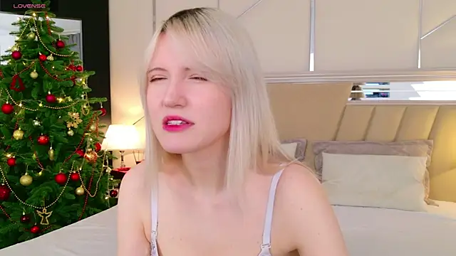 Snapshot of NellieLoyns chatting on November 2025 05:14:02 PM NellieLoyns online show from November 2025 05:14:02 PM