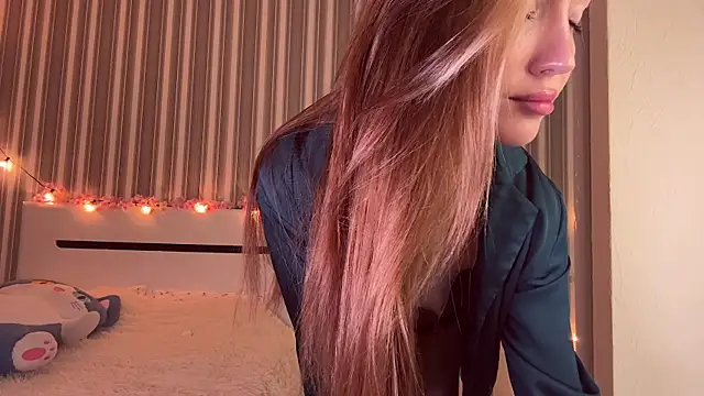 Awwwrora online show from November 2025 04:00:02 PM