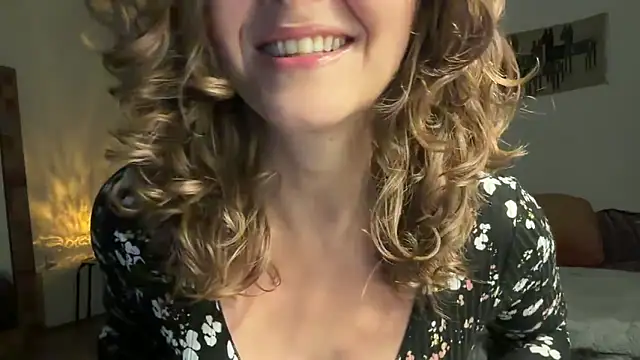 Snapshot of leahsparkles chatting on October 2025 11:34:02 AM leahsparkles online show from October 2025 11:34:02 AM